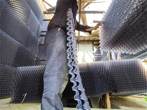 玻璃鋼冷卻塔是怎樣安全放水的(玻璃鋼冷卻塔怎么降